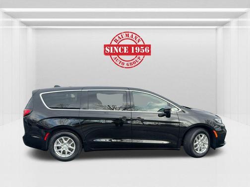 Diamond Black 2026 Chrysler Pacifica Select