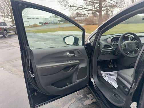 Diamond Black 2026 Chrysler Pacifica Select