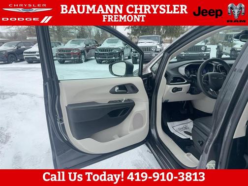 2023 Chrysler Pacifica Touring-L