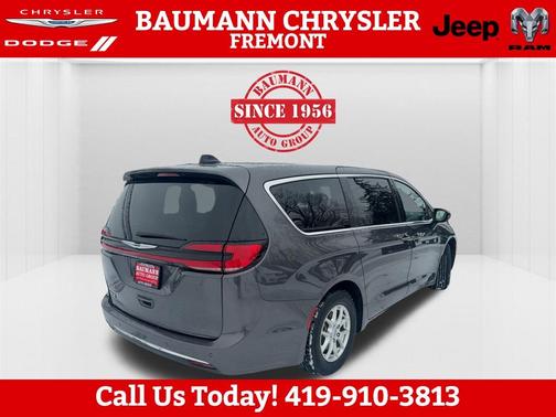 2023 Chrysler Pacifica Touring-L