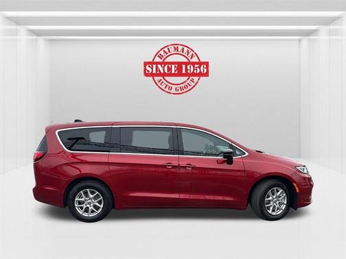 2025 Chrysler Pacifica Select