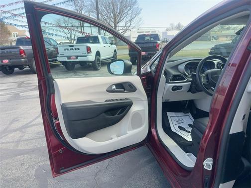 2023 Chrysler Pacifica Touring-L