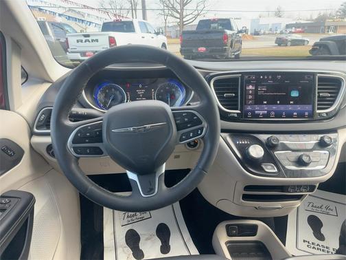 2023 Chrysler Pacifica Touring-L