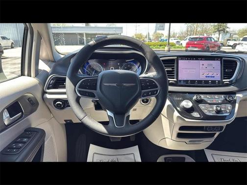 2023 Chrysler Pacifica Touring-L