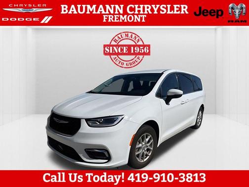 Bright White Clearcoat 2023 Chrysler Pacifica Touring-L