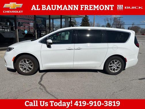 Bright White Clearcoat 2023 Chrysler Pacifica Touring-L