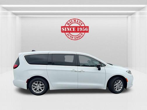 Bright White Clearcoat 2026 Chrysler Pacifica Select
