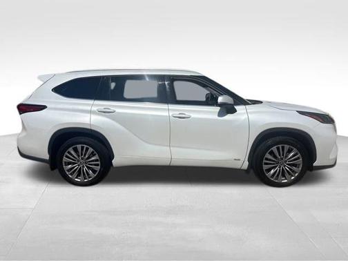 2022 Toyota Highlander Hybrid Platinum