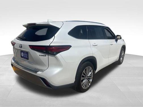 2022 Toyota Highlander Hybrid Platinum