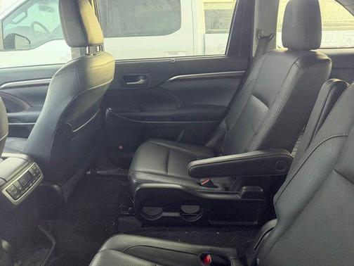 2016 Toyota Highlander Limited Platinum