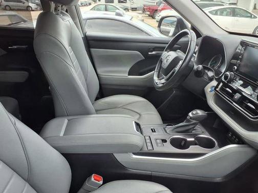 2022 Toyota Highlander Hybrid XLE