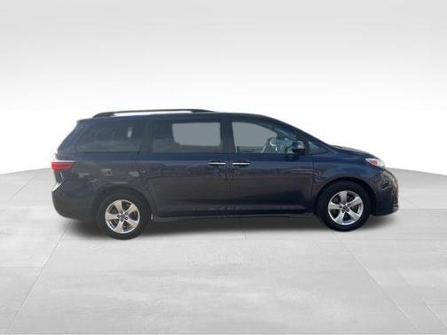 2019 Toyota Sienna LE