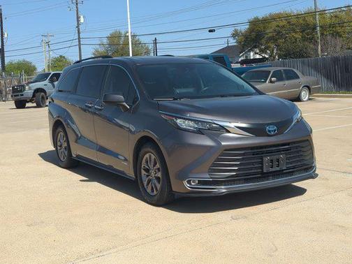 2021 Toyota Sienna XLE 8 Passenger