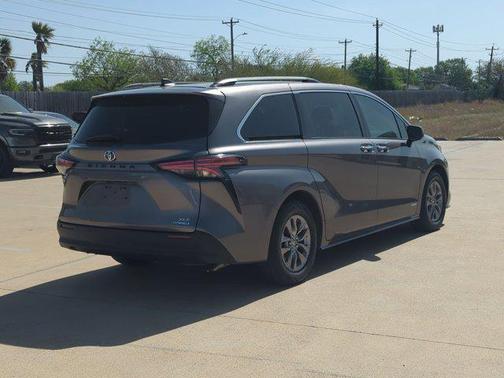 2021 Toyota Sienna XLE 8 Passenger