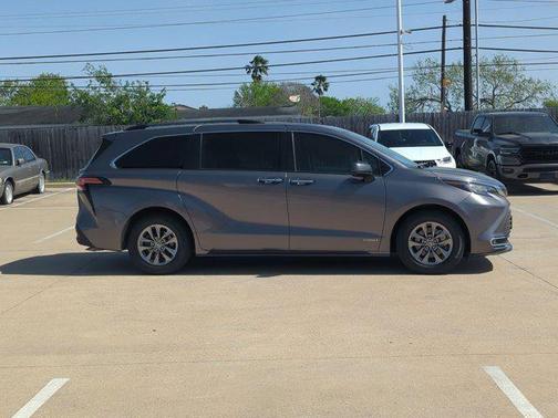 2021 Toyota Sienna XLE 8 Passenger