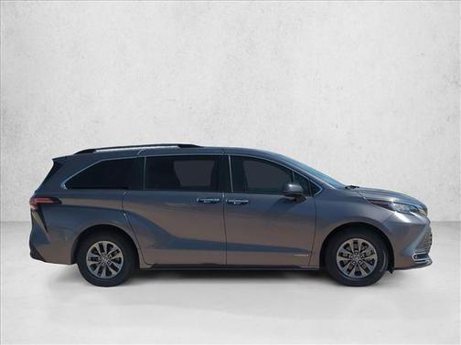2021 Toyota Sienna XLE 8 Passenger