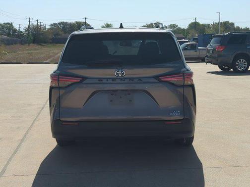 2021 Toyota Sienna XLE 8 Passenger