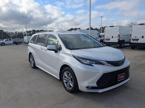 2023 Toyota Sienna XLE