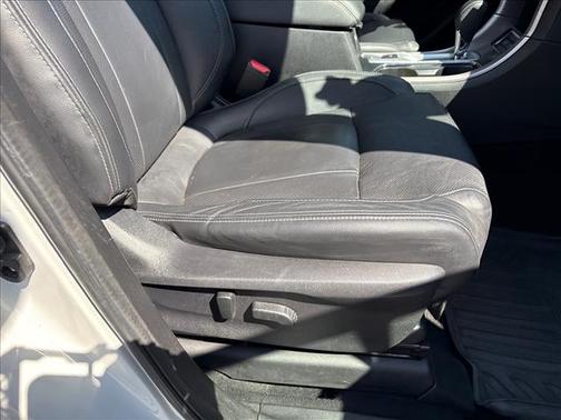 Crystal White Pearl 2022 Subaru Ascent Limited 8-Passenger