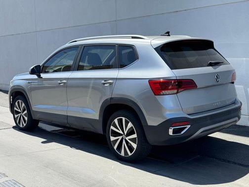 Silver Metallic 2023 Volkswagen Taos 1.5T SE
