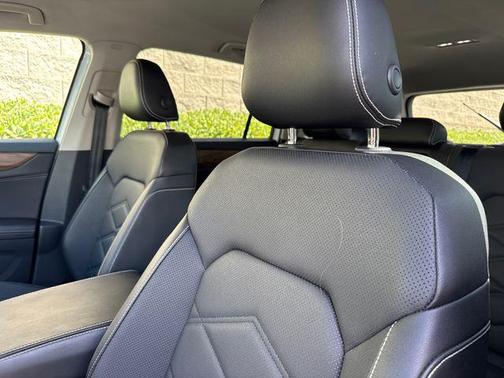 Pure White 2025 Volkswagen Atlas 2.0T SE