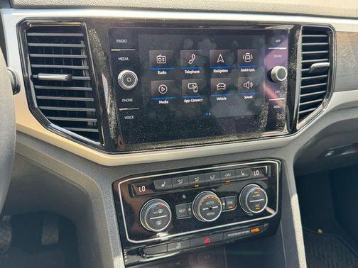 Pure White 2022 Volkswagen Atlas 3.6L SE w/Technology