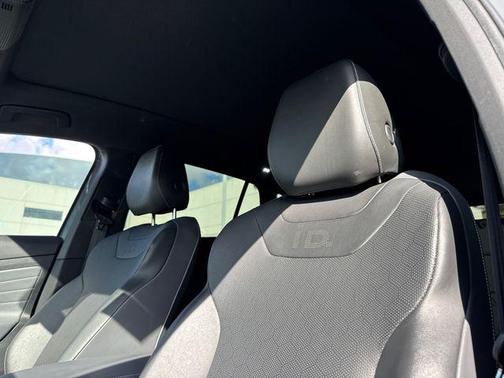 Deep Black Pearl 2023 Volkswagen ID.4 S