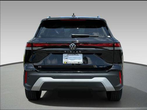 Deep Black 2025 Volkswagen Tiguan 2.0T SE