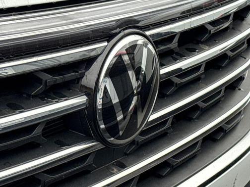 Pure White 2025 Volkswagen Atlas 2.0T SE