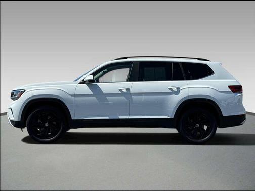 Pure White 2022 Volkswagen Atlas 3.6L SE w/Technology
