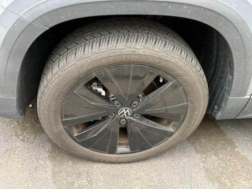 Gray 2023 Volkswagen Taos 1.5T SE