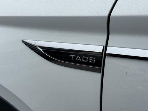Pure White 2023 Volkswagen Taos 1.5T SE