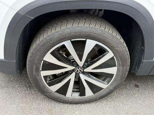 Pure White 2023 Volkswagen Taos 1.5T SE