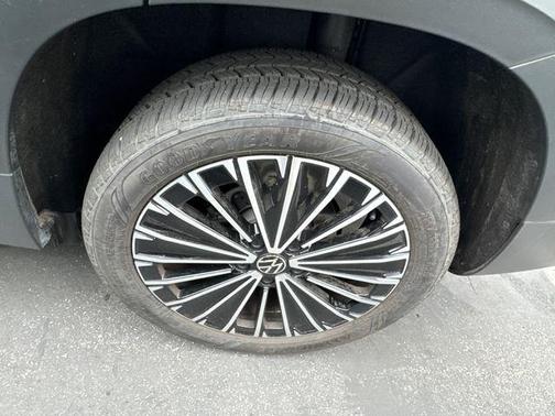 Platinum Gray Metallic 2025 Volkswagen Taos 1.5T SE