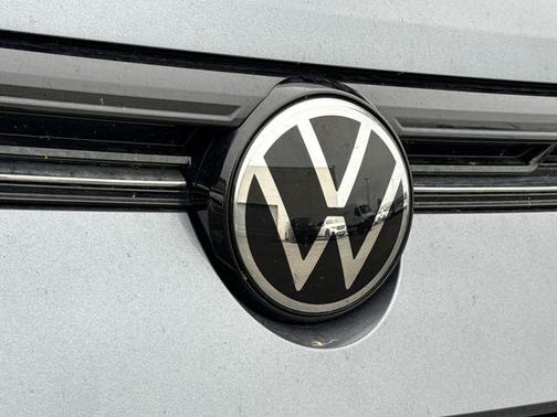 Platinum Gray Metallic 2025 Volkswagen Taos 1.5T SE