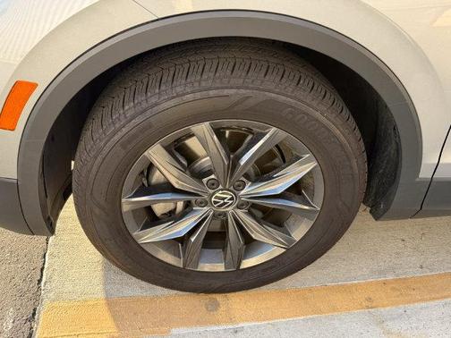 Pyrite Silver Metallic 2024 Volkswagen Tiguan 2.0T SE