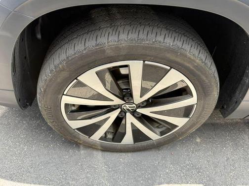 Platinum Gray Metallic 2023 Volkswagen Taos 1.5T SE