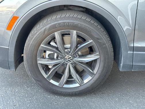 Platinum Gray Metallic 2023 Volkswagen Tiguan 2.0T SE