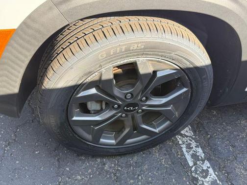 Snow White Pearl 2024 Kia Seltos S