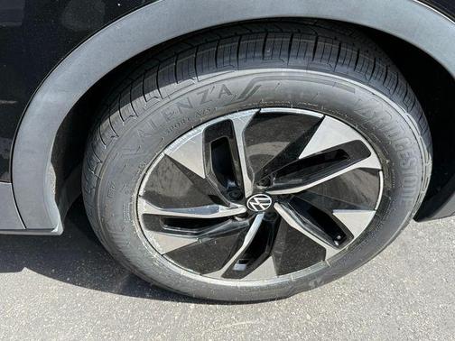Black Metallic 2022 Volkswagen ID.4 Pro
