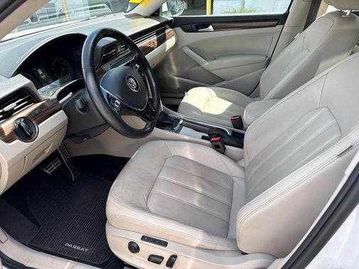 Pure White 2020 Volkswagen Passat 2.0T SE