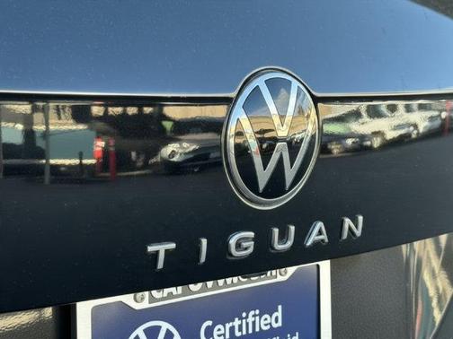 Deep Black Pearl 2023 Volkswagen Tiguan 2.0T SE