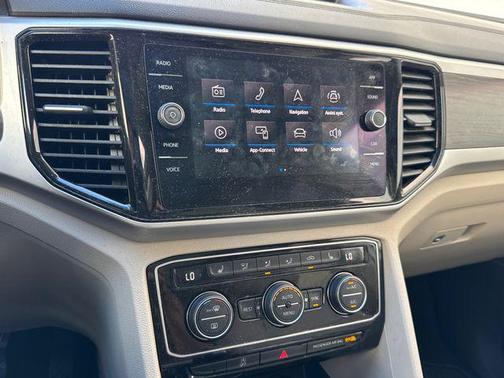 Pure White 2022 Volkswagen Atlas 3.6L SE w/Technology