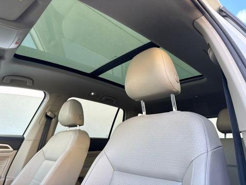 Pure White 2022 Volkswagen Atlas 3.6L SE w/Technology