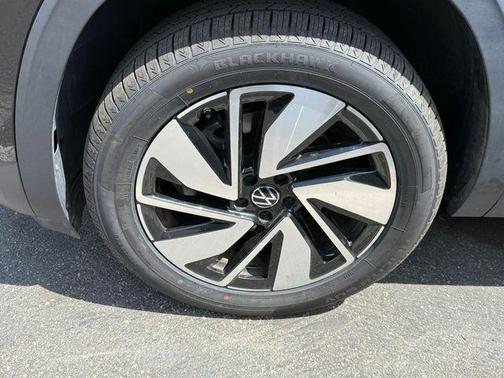 Deep Black Pearl 2024 Volkswagen Atlas 2.0T SE w/Technology
