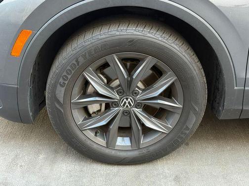 Platinum Gray Metallic 2023 Volkswagen Tiguan 2.0T SE