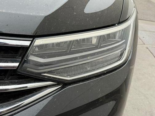 Deep Black 2024 Volkswagen Tiguan 2.0T SE