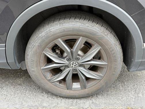 Deep Black 2024 Volkswagen Tiguan 2.0T SE