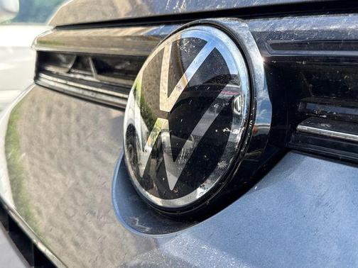 Platinum Gray Metallic 2025 Volkswagen Taos 1.5T SE