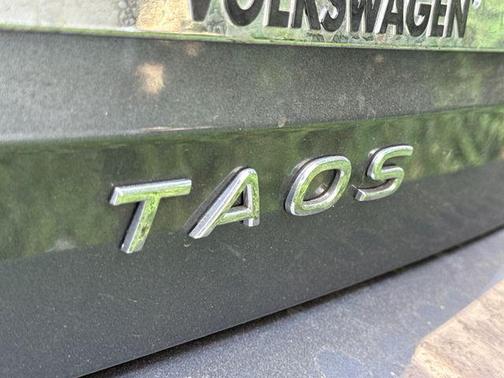 Platinum Gray Metallic 2025 Volkswagen Taos 1.5T SE